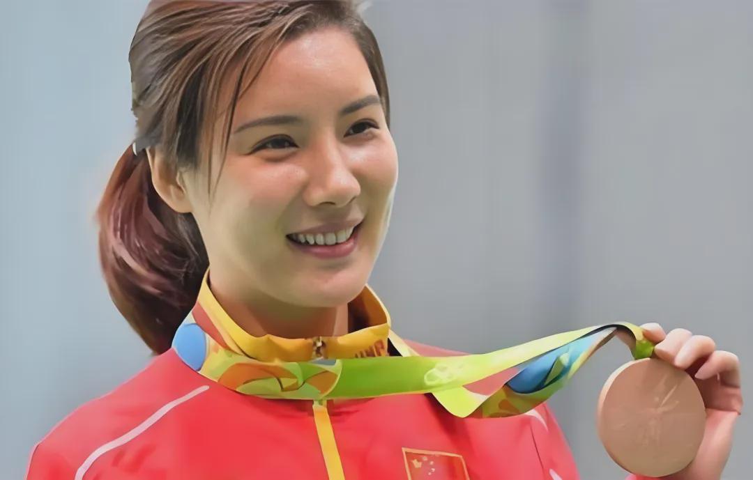 44岁奥运冠军杜丽近况曝光！嫁师弟庞伟育有一子，结婚17年被宠成公主