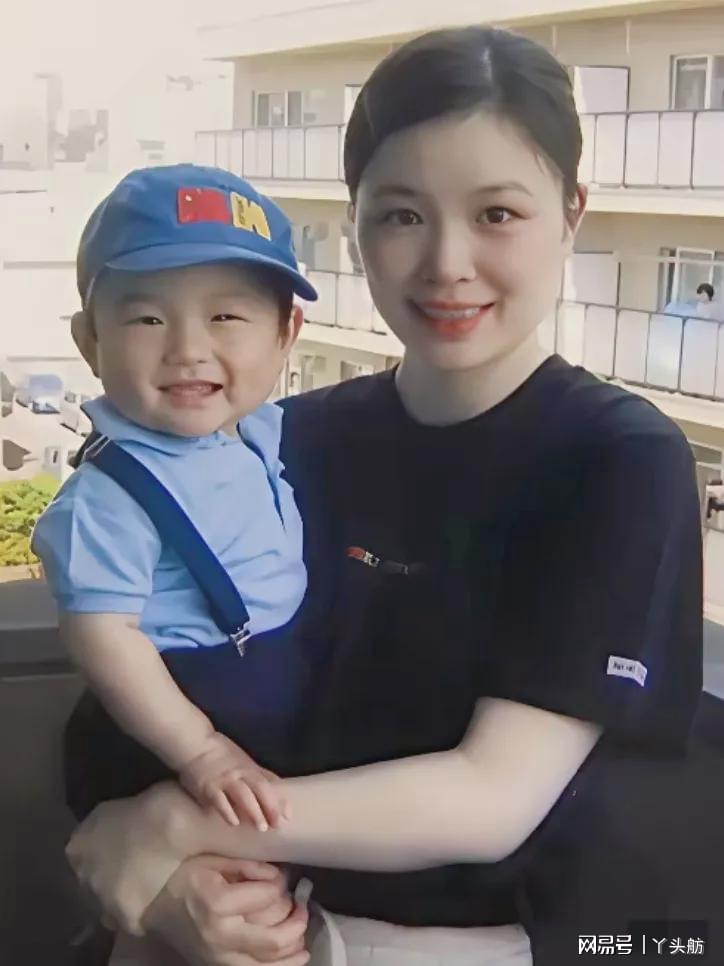 开云app官方在线入口一岁左右的张本智和，在妈妈怀里，母子俩笑得很开心