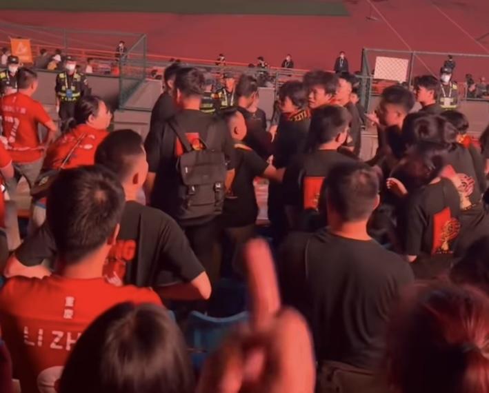 开云app官方在线入口争议!重庆队出局后球迷爆发内讧:看台上激烈争吵+竖中指 险些动手